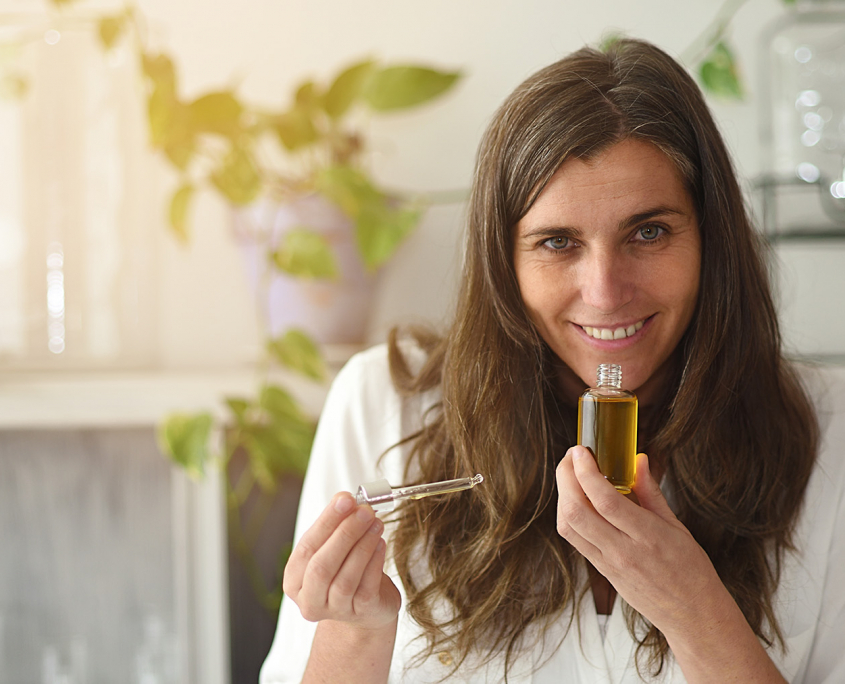 frau-naturheilmittel Naturkheilkunde Kräuterfläschchen